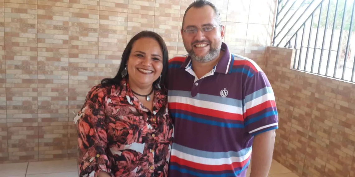 Após 15 anos juntos, casal comemora divórcio com sorrisos e cerveja