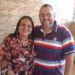 Após 15 anos juntos, casal comemora divórcio com sorrisos e cerveja