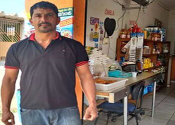 Bando armado invade Casa de Carne, rende proprietários e rouba R$ 5 mil e uma caminhonete