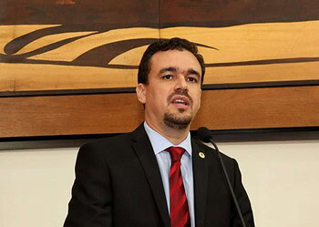 Líder do governo destaca negociação com Sindicato dos Trabalhadores em Educação