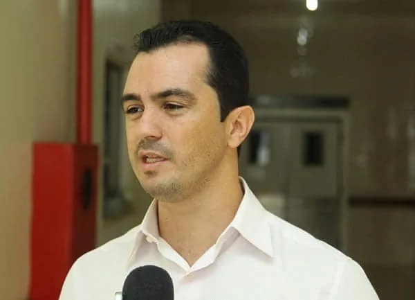 Assessoria de Comunicação do governo nega que secretário de Saúde tenha pedido demissão
