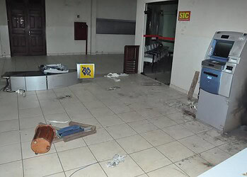 Bandidos armados invadem Secretaria de Educação e arrombam caixas eletrônicos