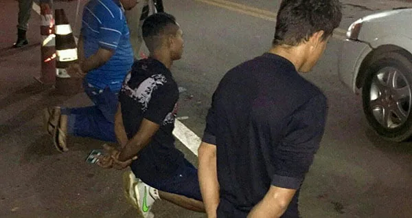 Trio é acusado de porte ilegal de arma