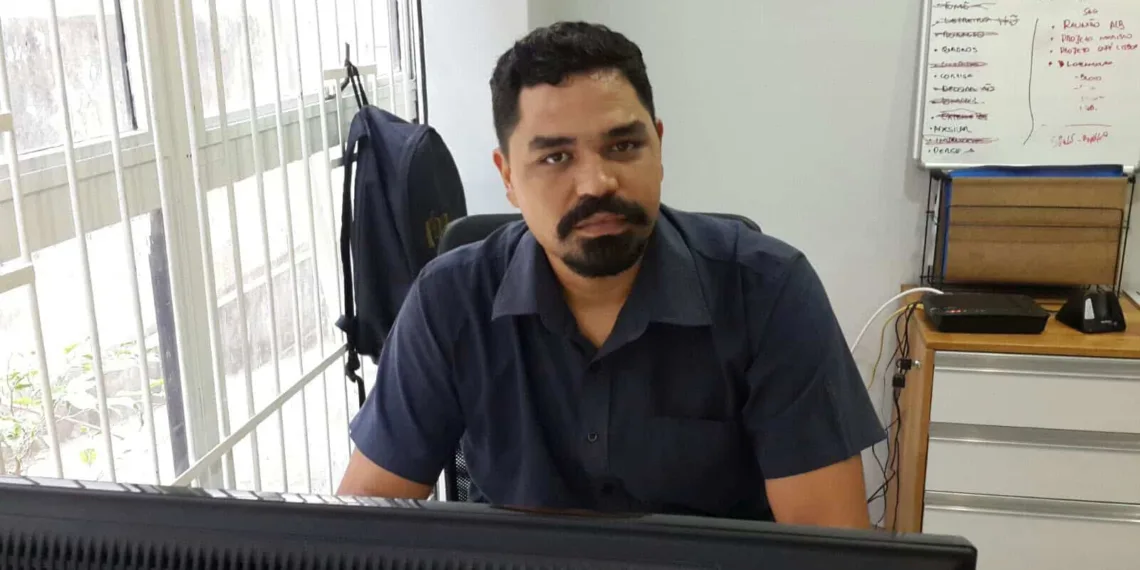 Rafael Albuquerque explica o que é o coworking. (Foto: Bruna Mello/ A GAZETA)