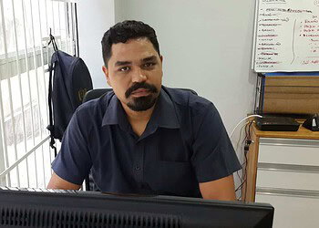 Rafael Albuquerque explica o que é o coworking. (Foto: Bruna Mello/ A GAZETA)