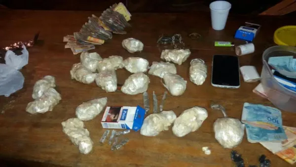 Casal é preso por tráfico; mulher escondia dinheiro nas calcinhas das filhas
