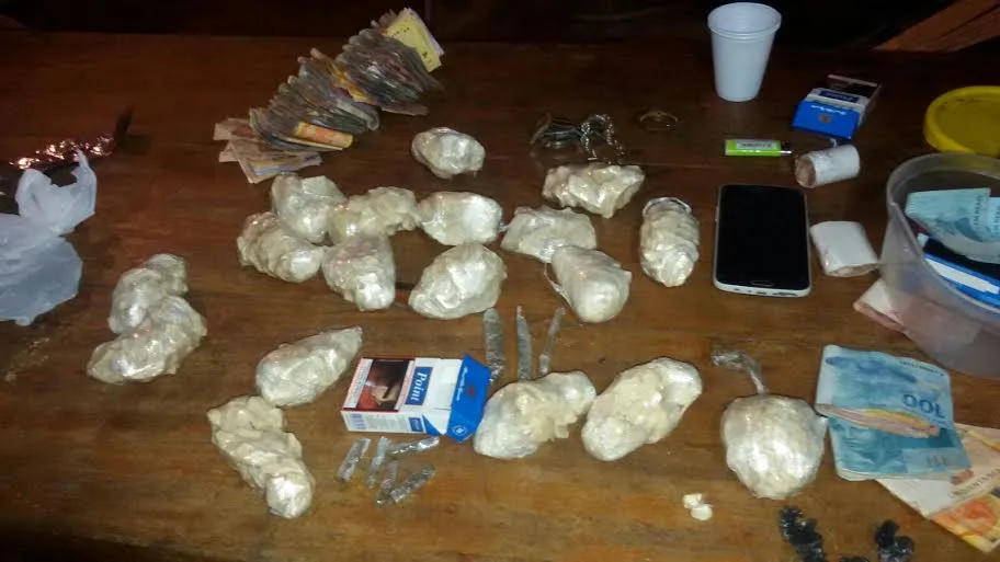Casal é preso por tráfico; mulher escondia dinheiro nas calcinhas das filhas