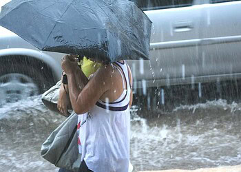 Dois rios do Acre atingem cota de alerta e previsão é de mais chuva até o fim de semana