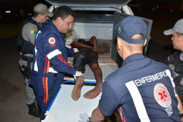 Homem descontrolado é preso acusado de ameaçar anfitrião de festa e policiais