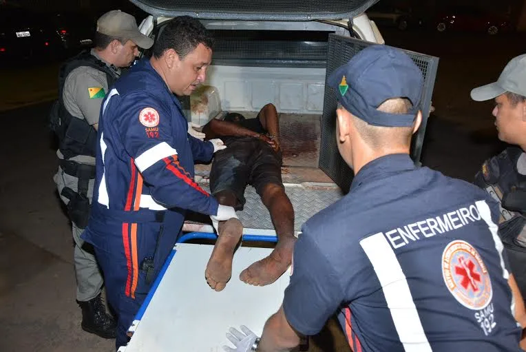 Homem descontrolado é preso acusado de ameaçar anfitrião de festa e policiais