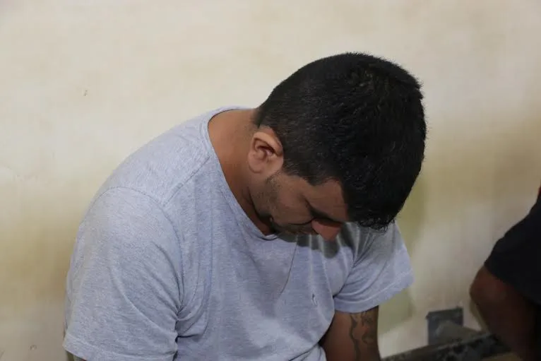 Denúncia anônima ajuda polícia a prender suposto membro de facção criminosa