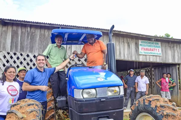 Prefeitura entrega equipamento agrícola para produtores da Transacreana