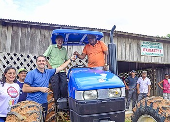 Prefeitura entrega equipamento agrícola para produtores da Transacreana