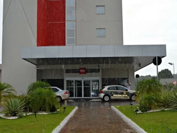 Cinco homens armados invadem hotel, rendem funcionários e levam R$ 1 mil