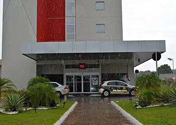 Cinco homens armados invadem hotel, rendem funcionários e levam R$ 1 mil