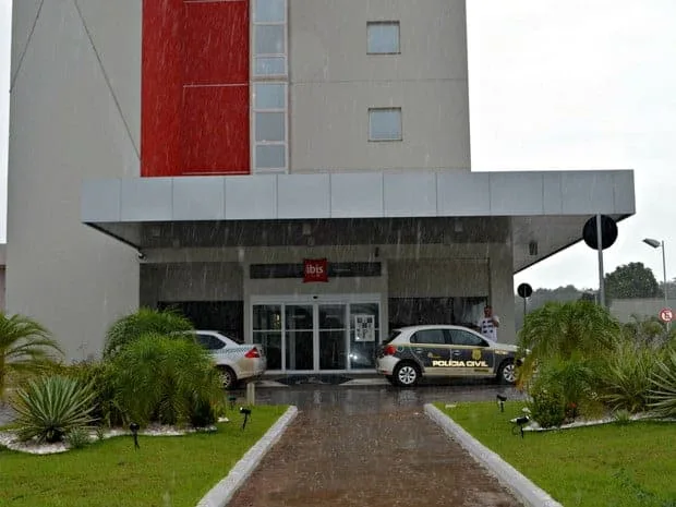Cinco homens armados invadem hotel, rendem funcionários e levam R$ 1 mil