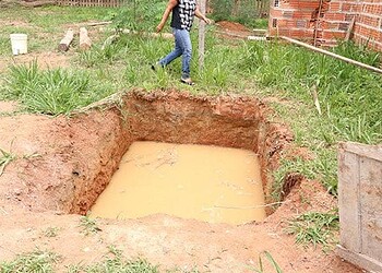 Criança de 3 anos morre afogada ao tentar pegar chupeta em fossa aberta