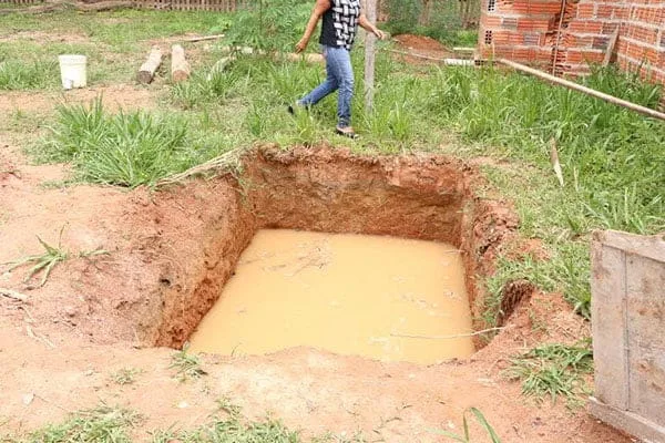 Criança de 3 anos morre afogada ao tentar pegar chupeta em fossa aberta
