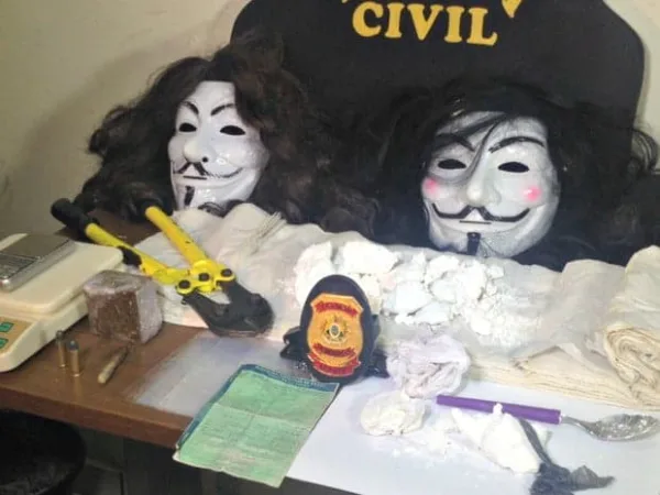 Com máscaras do ‘V’, trio é filmado em invasão a loja em Rio Branco