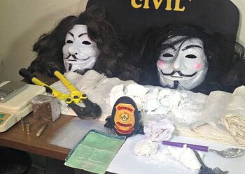 Com máscaras do ‘V’, trio é filmado em invasão a loja em Rio Branco