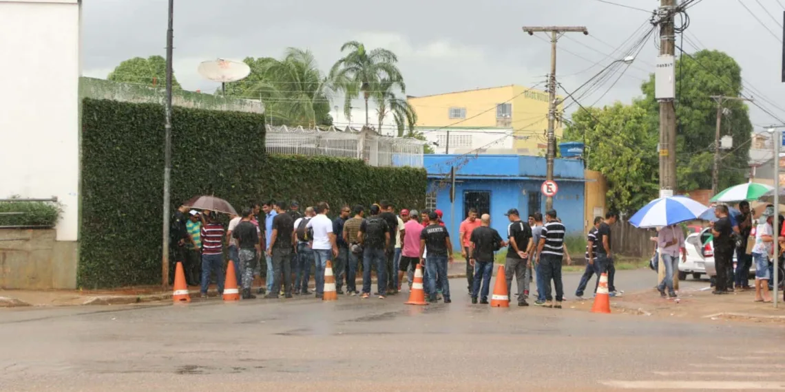 Agentes penitenciários realizam manifestação para reivindicar pagamento de gratificação