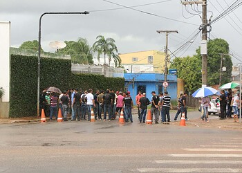 Agentes penitenciários realizam manifestação para reivindicar pagamento de gratificação