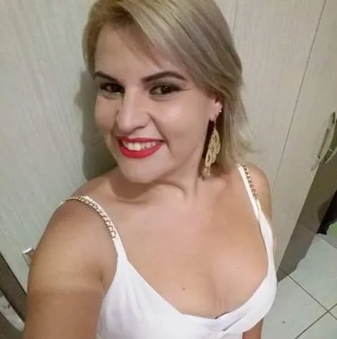 Mulher é alvejada com dois tiros ao se negar a entregar celular em assalto