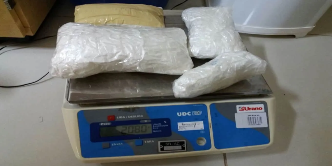 Mulher de 38 anos é presa na BR 317 acusada de transportar cocaína