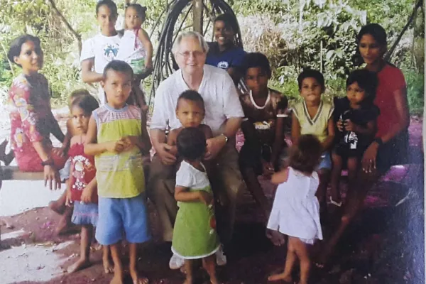 Padre lança livro sobre vida missionária na Amazônia