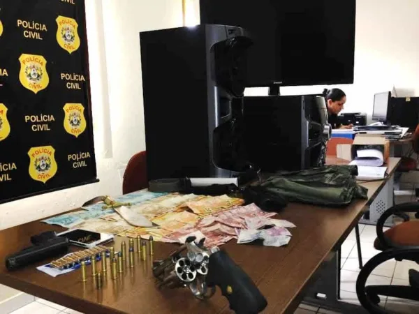 Polícia cumpre 15 mandados no Calafate: três são presos por tráfico e homicídio