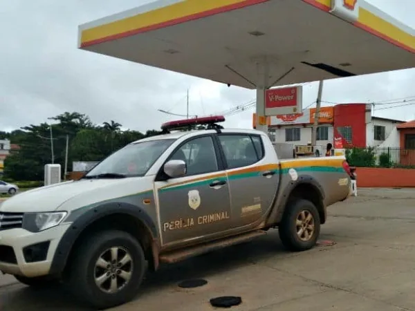 Suspeitos rendem frentistas, vestem farda e roubam posto de gasolina