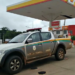 Suspeitos rendem frentistas, vestem farda e roubam posto de gasolina