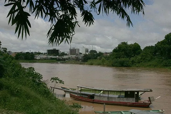 Mesmo com indícios de chuva, previsão é que o rio não transborde este mês na Capital