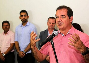 Tião Viana anunciou as mudanças em entrevista coletiva. (Foto: Sergio Vale)
