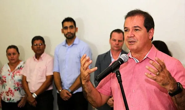 Tião Viana anunciou as mudanças em entrevista coletiva. (Foto: Sergio Vale)