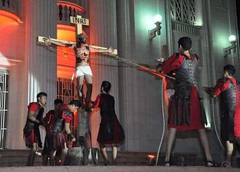 O desafio de encenar a maior história da Bíblia 11 Cena da crucificação de Jesus Cristo é um dos pontos altos da Programação da Semana Santa. (Foto: Divulgação)