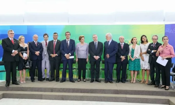 Dilma diz que jamais renunciará e que impeachment é tentativa de golpe