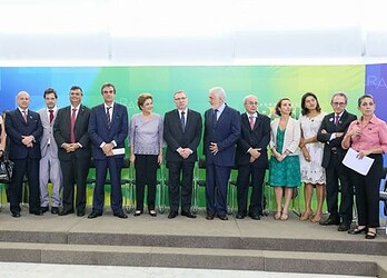 Dilma diz que jamais renunciará e que impeachment é tentativa de golpe