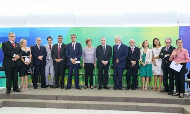 Dilma diz que jamais renunciará e que impeachment é tentativa de golpe