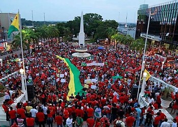 Manifestação pró-Dilma e Lula reúne mais de 20 mil pessoas em Rio Branco 16 Organizadores fizeram uma estimativa que 20 mil pessoas participaram da manifestação. Incluindo pessoas que observaram o ato, drones calcularam mais de 19 mil. (Foto: Marcos Vicentti)