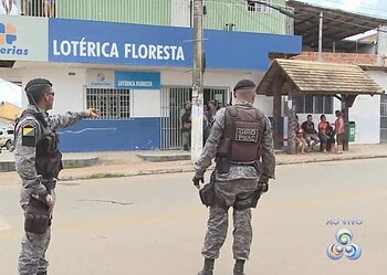 Suspeitos com fardas do Exército invadem lotérica e fazem reféns 15 Reféns foram liberados após prisão dos assaltantes