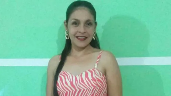 Mulher morta pelo ex-marido é enterrada sob forte comoção