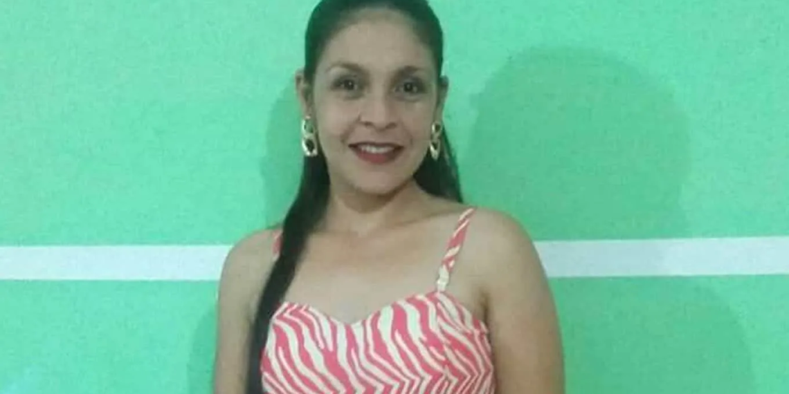 Mulher morta pelo ex-marido é enterrada sob forte comoção