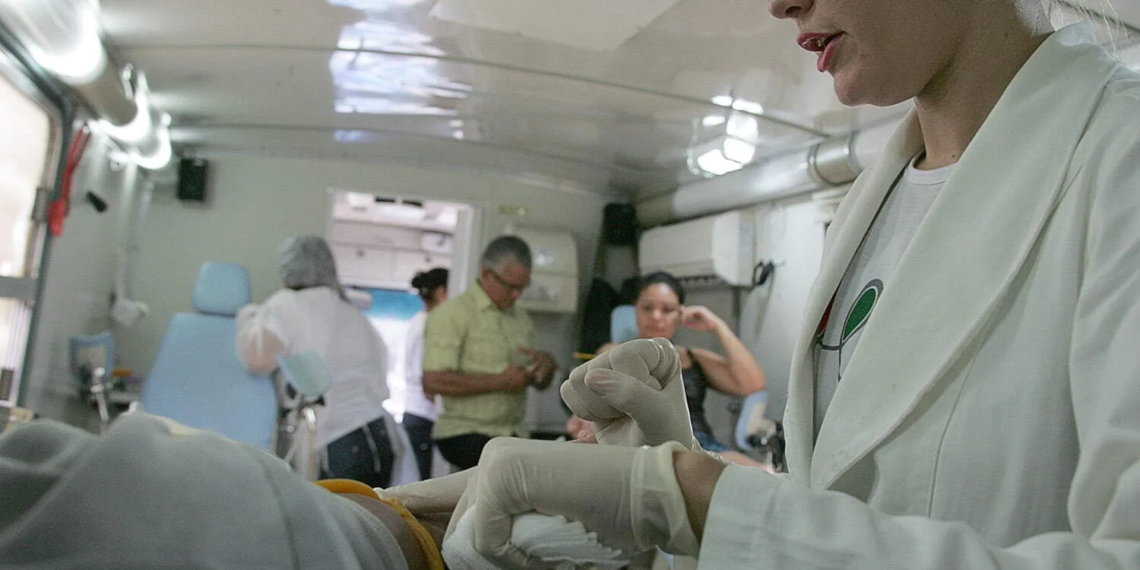 RIO BRANCO, AC, 12.02.2015 Hemoacre faz campanha para doação de sangue pelas ruas de Rio Branco em busca de doadores para suprir estoque de sangue para a eventual emergência no período carnavalesco no Estado. Foto: Odair Leal/Folhapress