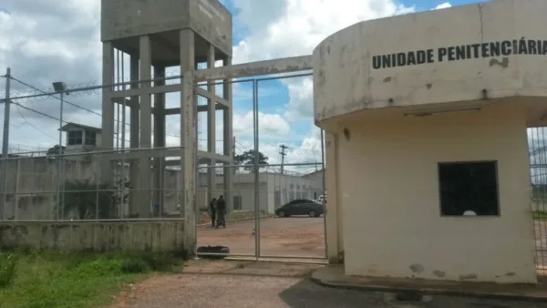 Detentos do presídio de Quinari queimam colchões e tentam destruir celas durante rebelião