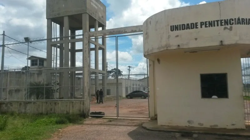 Detentos do presídio de Quinari queimam colchões e tentam destruir celas durante rebelião