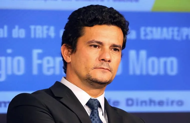 CURITIBA, PR, 02.03.2015: EDUCAÇÃO-PR - Juiz federal Sérgio Moro, da 13ª Vara Federal de Curitiba, responsável pelo caso da Operação Lava Jato, após a aula inaugural para estudantes de direito na ESMAFE/PR (Escola Superior da Magistratura Federal), em Curitiba, na noite desta segunda-feira (2). (Foto: Rodolfo Buhrer / La Imagem / Fotoarena)