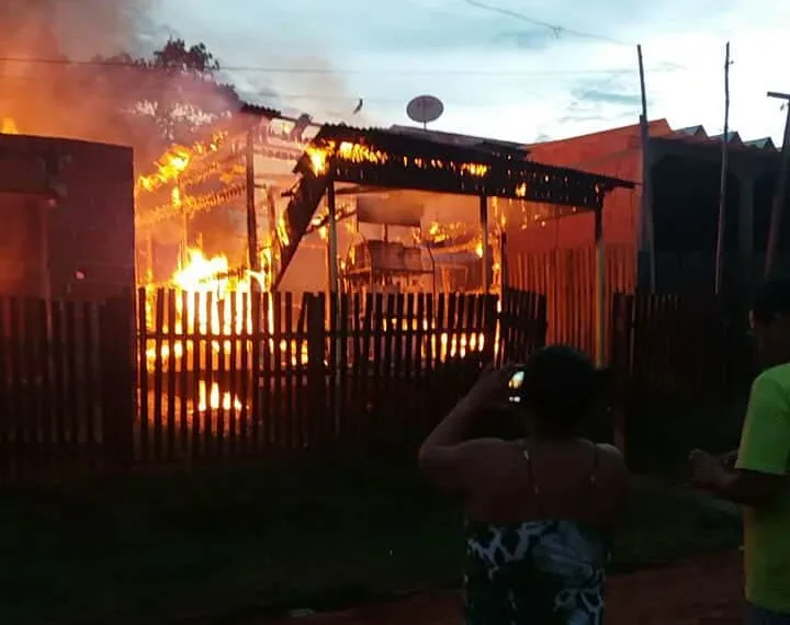 O fogo destruiu toda a casa e comércio da família