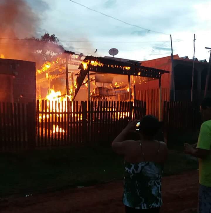 O fogo destruiu toda a casa e comércio da família