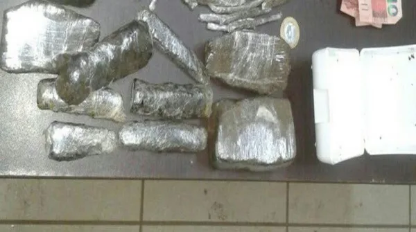 Adolescente de 17 anos é alvejado e polícia descobre ‘bocada’ na casa